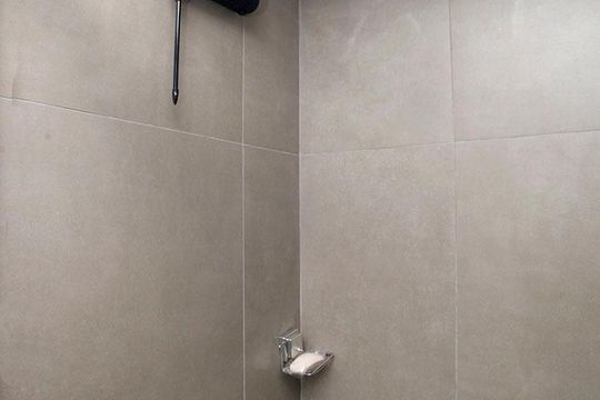 Banheiro de kitnet/studio à venda com 1 quarto, 38m² em Auxiliadora, Porto Alegre