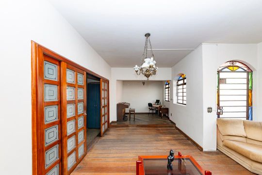 Casa à venda com 5 quartos, 240m² em Carlos Prates, Belo Horizonte