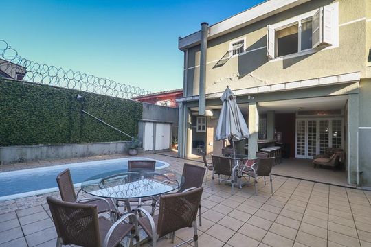 Fundos de casa à venda com 3 quartos, 490m² em Petrópolis, Porto Alegre