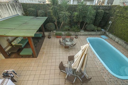 Fundos de casa à venda com 3 quartos, 490m² em Petrópolis, Porto Alegre