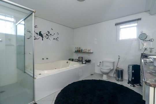 Banheiro da Suíte de casa à venda com 3 quartos, 490m² em Petrópolis, Porto Alegre