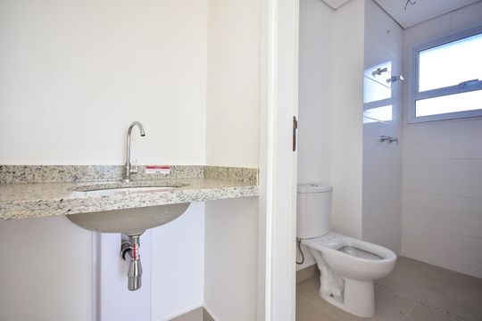 Banheiro de apartamento à venda com 1 quarto, 58m² em Vila Suzana, São Paulo