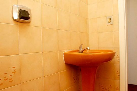 Banheiro de apartamento à venda com 1 quarto, 35m² em São João, Porto Alegre