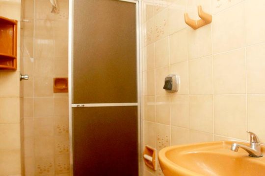 Banheiro de apartamento à venda com 1 quarto, 35m² em São João, Porto Alegre