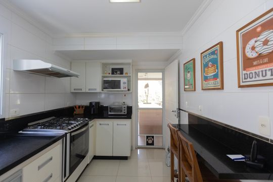 Cozinha de casa à venda com 4 quartos, 370m² em Alphaville Dom Pedro, Campinas