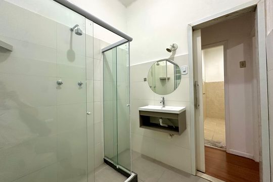 Banheiro de apartamento à venda com 2 quartos, 46m² em Botafogo, Rio de Janeiro