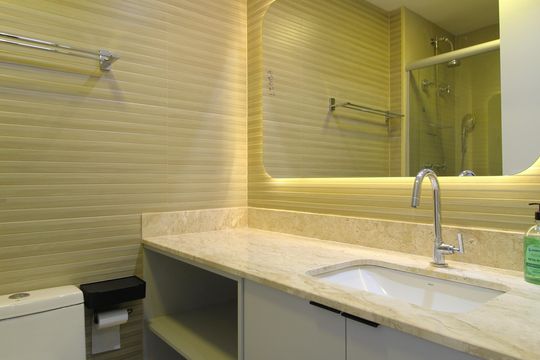 Banheiro de kitnet/studio para alugar com 1 quarto, 30m² em Indianópolis, São Paulo