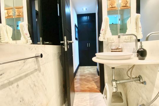 Banheiro social de apartamento à venda com 2 quartos, 129m² em Copacabana, Rio de Janeiro