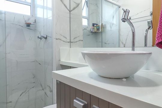 Banheiro de apartamento à venda com 2 quartos, 44m² em Rubem Berta, Porto Alegre