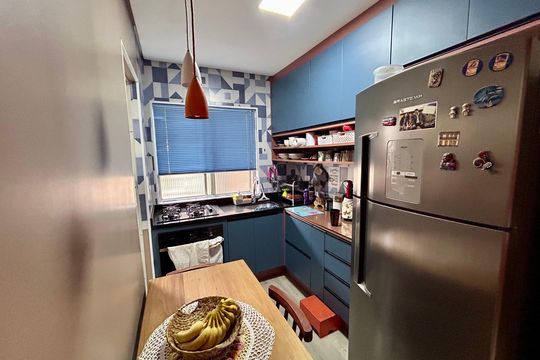 Cozinha  de apartamento à venda com 2 quartos, 56m² em Jardim Vila Galvao, Guarulhos