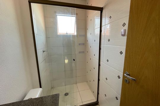 Banheiro de casa de condomínio para alugar com 2 quartos, 94m² em Jardim Isis, Cotia