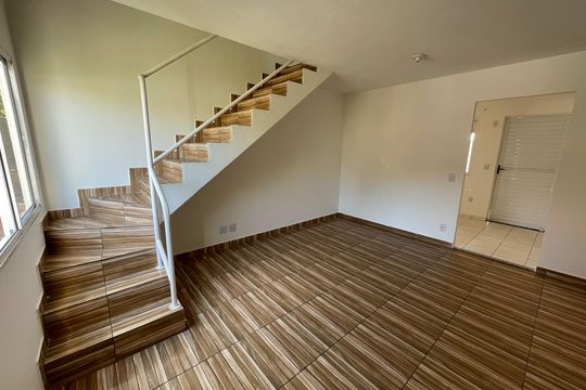 Sala de casa de condomínio para alugar com 2 quartos, 94m² em Jardim Isis, Cotia