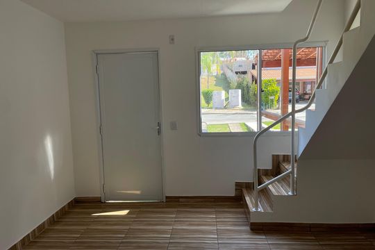 Casa de Condomínio para alugar com 2 quartos, 94m² em Jardim Isis, Cotia