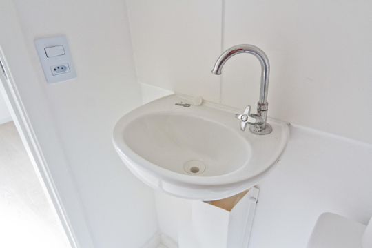 Banheiro de kitnet/studio para alugar com 1 quarto, 16m² em Vila Mangalot, São Paulo