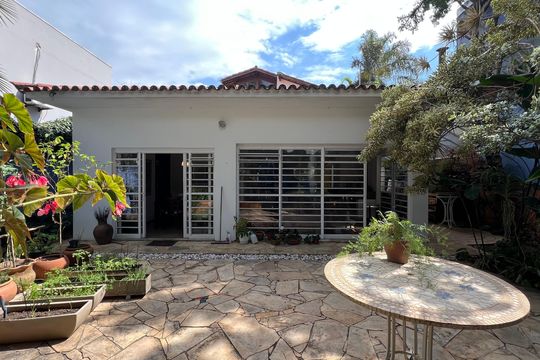 Quintal de casa à venda com 5 quartos, 230m² em Alto de Pinheiros, São Paulo