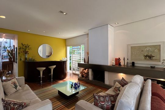 Sala de casa à venda com 5 quartos, 230m² em Alto de Pinheiros, São Paulo