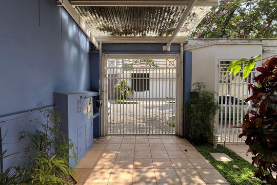Garagem de casa à venda com 5 quartos, 230m² em Alto de Pinheiros, São Paulo