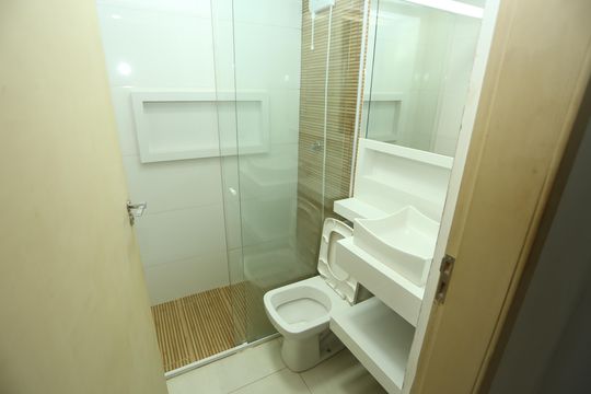 Banheiro de apartamento à venda com 1 quarto, 47m² em Qnm 10, Brasília
