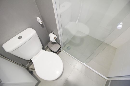 Banheiro de kitnet/studio para alugar com 0 quarto, 29m² em Mooca, São Paulo