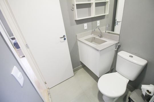 Banheiro de kitnet/studio para alugar com 0 quarto, 29m² em Mooca, São Paulo