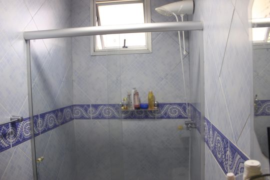 Banheiro de apartamento à venda com 2 quartos, 57m² em Jardim Terezopolis, Guarulhos