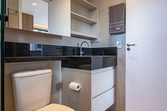 Banheiro de kitnet/studio para alugar com 1 quarto, 23m² em Pinheiros, São Paulo