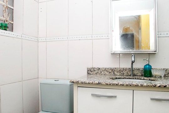 Banheiro de apartamento à venda com 4 quartos, 105m² em São João, Porto Alegre