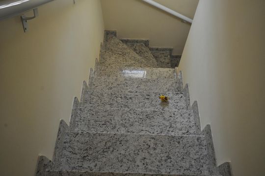 Escada de casa à venda com 3 quartos, 135m² em Parque Vitoria, São Paulo