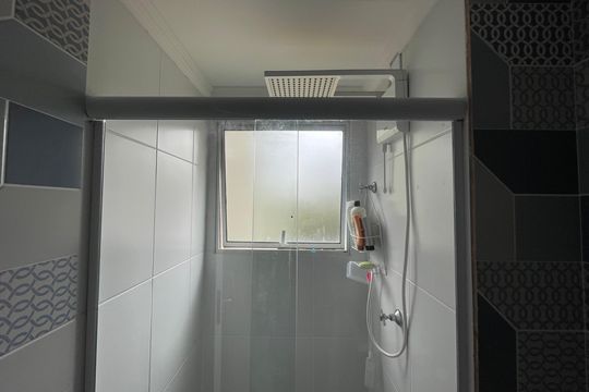 Banheiro de apartamento para alugar com 2 quartos, 47m² em Quinta dos Angicos, Cotia