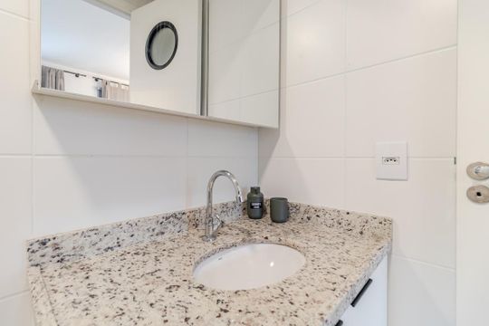 Banheiro de kitnet/studio à venda com 1 quarto, 24m² em Pinheiros, São Paulo