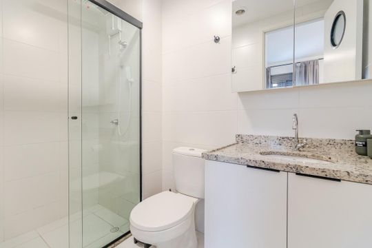 Banheiro de kitnet/studio à venda com 1 quarto, 24m² em Pinheiros, São Paulo