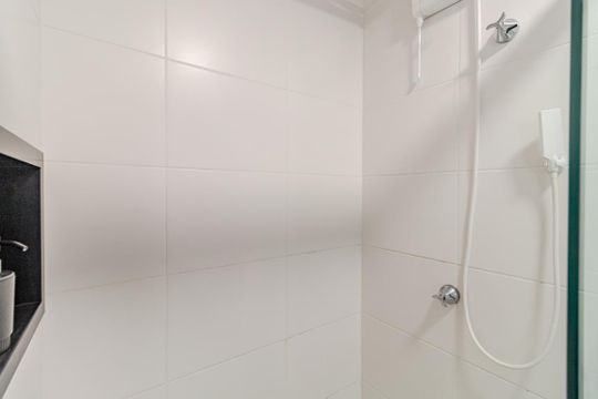 Banheiro de kitnet/studio à venda com 1 quarto, 24m² em Pinheiros, São Paulo