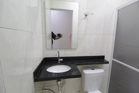 Banheiro de kitnet/studio para alugar com 1 quarto, 20m² em Martins, Uberlândia