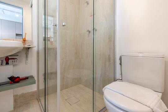 Banheiro de kitnet/studio para alugar com 1 quarto, 23m² em Santo Amaro, São Paulo