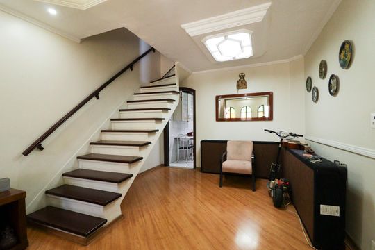 Sala de casa à venda com 2 quartos, 127m² em Conjunto Residencial Novo Pacaembu, São Paulo