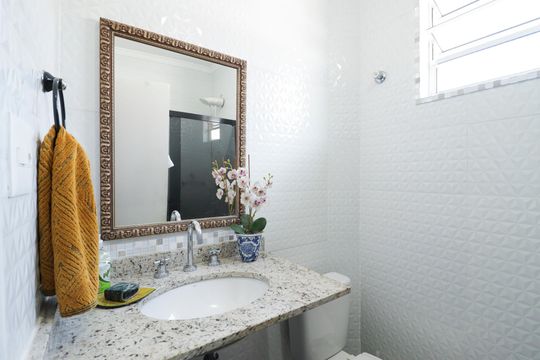 Banheiro Social de casa à venda com 2 quartos, 127m² em Conjunto Residencial Novo Pacaembu, São Paulo
