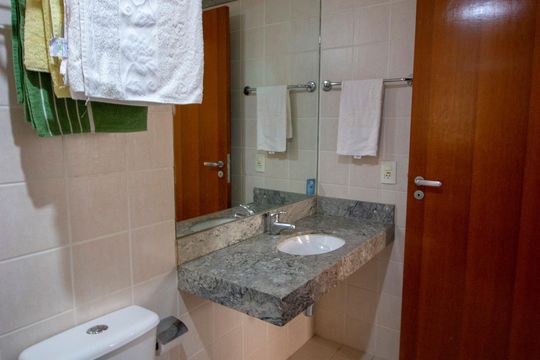 Banheiro de kitnet/studio para alugar com 1 quarto, 34m² em Setor Hoteleiro, Brasília