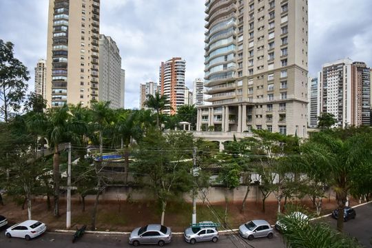 Vista da Suíte de apartamento para alugar com 1 quarto, 70m² em Panamby, São Paulo