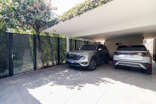 Garagem de casa à venda com 3 quartos, 350m² em Jardim Paulistano, São Paulo