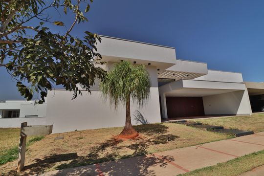 Fachada de casa de condomínio para alugar com 3 quartos, 212m² em Laranjeiras, Uberlândia