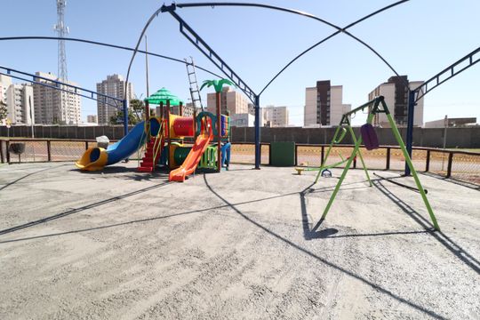 Área comum - Playground de casa de condomínio para alugar com 3 quartos, 212m² em Laranjeiras, Uberlândia