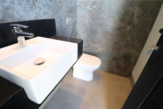 Banheiro da piscina de casa de condomínio para alugar com 3 quartos, 212m² em Laranjeiras, Uberlândia