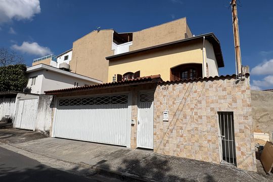 Fachada de casa à venda com 3 quartos, 147m² em Vila Lucinda, Santo André