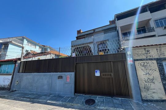 Fachada de casa à venda com 4 quartos, 600m² em Cocotá, Rio de Janeiro