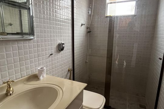 Banheiro de apartamento para alugar com 2 quartos, 80m² em Jardim Carioca, Rio de Janeiro