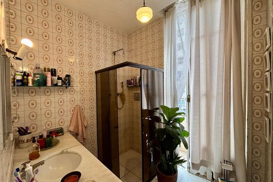Banheiro social de apartamento à venda com 3 quartos, 145m² em Copacabana, Rio de Janeiro
