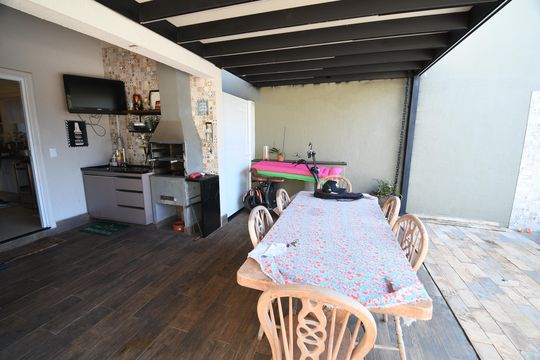 Varanda gourmet de casa de condomínio à venda com 3 quartos, 192m² em Loteamento Caminhos de San Conrado (sousas), Campinas