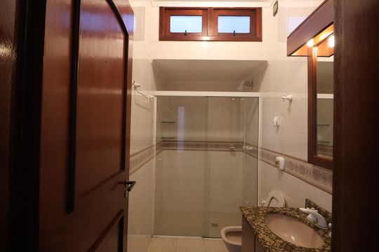 Banheiro 2 de casa para alugar com 5 quartos, 600m² em Marechal Rondon, Canoas