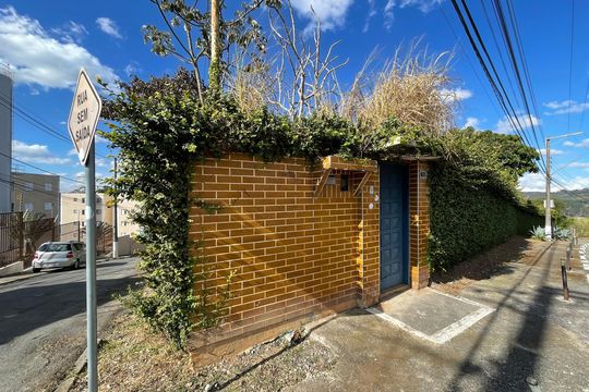 Fachada de casa para alugar com 2 quartos, 890m² em Jardim Central, Cotia