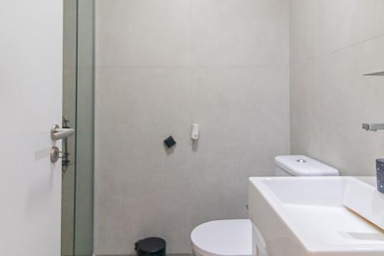 Banheiro de apartamento à venda com 1 quarto, 47m² em Menino Deus, Porto Alegre